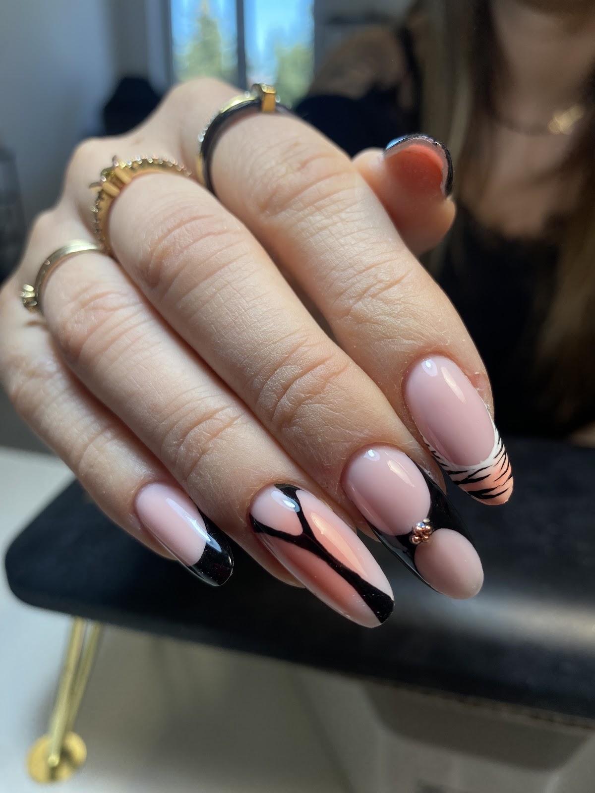 Manicure żelowy z czarnym nail artem