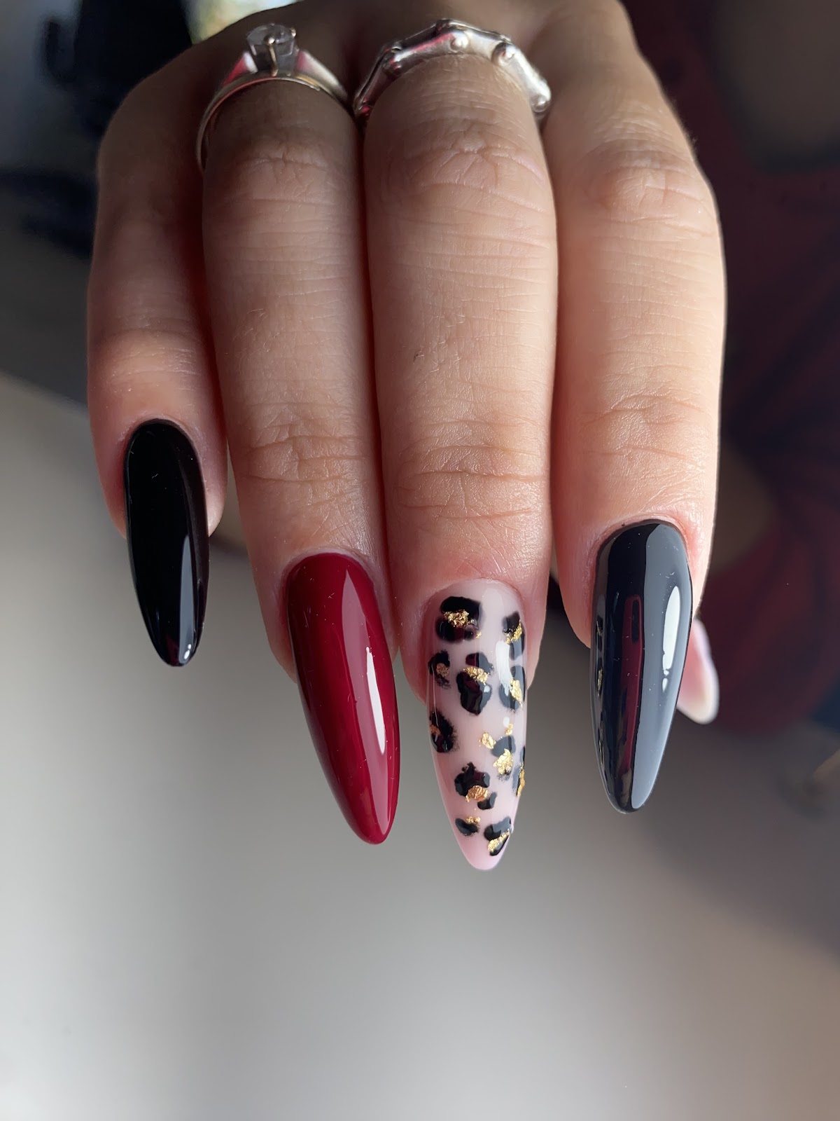 Manicure z motywem leoparda i złotem